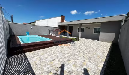 Casa com piscina no Jardim Canadá