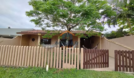 Casa com amplo terreno no Balneário Leblon