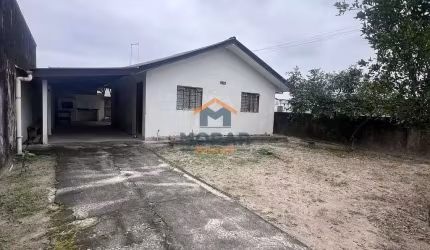 Residência com espaço de terreno no Jardim Canadá