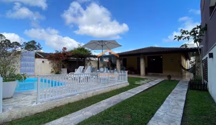 Residência com Piscina no Atami Sul