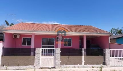 Residência com espaço de terreno no Itatiaia