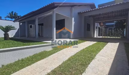 Residência com 4 dormitórios, no Balneário Atami