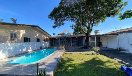 Casa com Piscina e espaço de terreno em Shangri-la