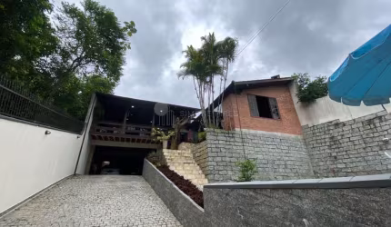 Casa com 4 quartos à venda no Floresta, Joinville  por R$ 850.000