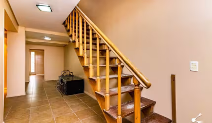 Excelente casa MOBILIADA 4 dormitórios para locação, com 240m², churrasqueira, piscina e 2 vagas, n