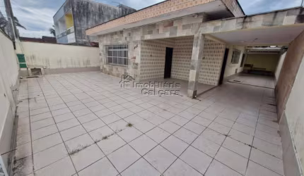 Casa com 03 dormitórios, isolada no Caiçara!!!