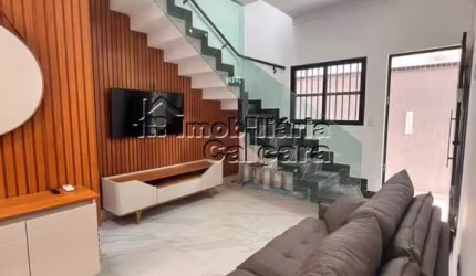 Casa em condomínio fechado com 02 dormitórios, com piscina e churrasqueira!!!