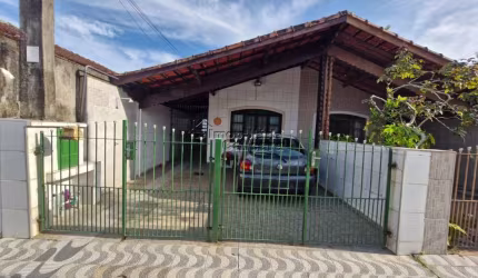 Casa á venda com 03 dormitórios, á 300 metros da praia no Solemar!!