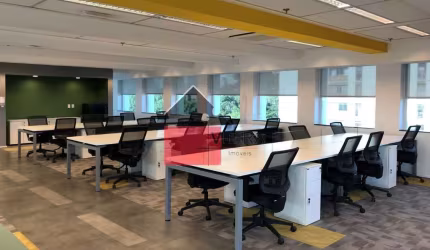 Andar corporativo para locação, mobiliado, com estações de trabalho (aproximadamente 45) e salas de