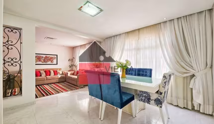 Se você está em busca de um lar aconchegante e bem localizado, esta casa térrea é a escolha perfeit