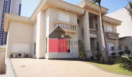 Casa em um condomínio clube, localizado em uma área nobre em frente ao São Francisco Golf Club, à v