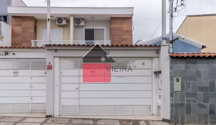 Sobrado com 3 suítes, quintal com churrasqueira e cobertura retrátil, sistema de energia elétrica s