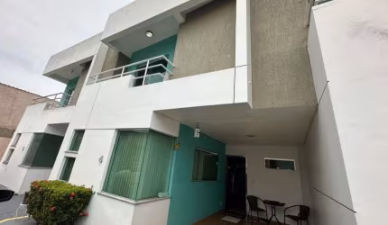 Sobrado mobiliado, próximo a Faculdade Nilton Lins, 03 quartos, 3 banheiros, sala ampla, linda a cas