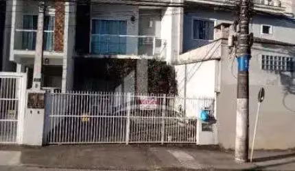 Sobrado geminado no Petrópolis!