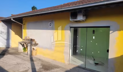 Casa comercial no Morro do Meio!