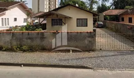 Terreno em área central do bairro Vila Nova com 728 m2 !!