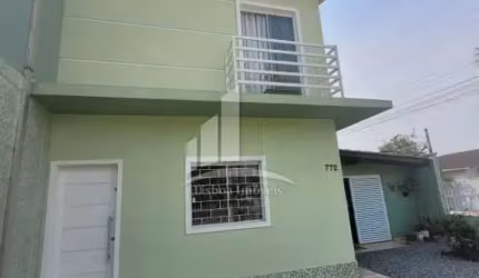 Casa geminada de esquina no Vila Nova.