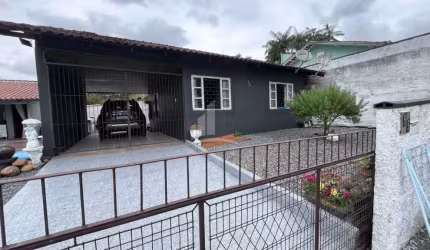 Casa com piscina no Petrópolis