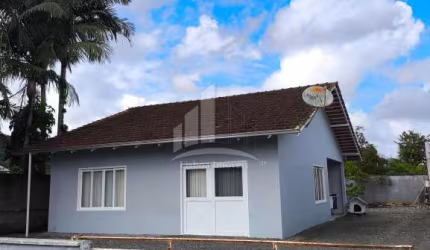 Casa com terreno amplo no Vila Nova!