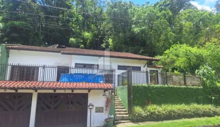 Casa AVERBADA com 2 suítes no bairro Glória!