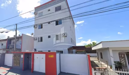 Apartamento térreo semimobiliado no Aventureiro!