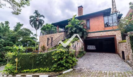 Casa tipo sobrado no Morro Santa Terezinha com 400m² de área construída.
