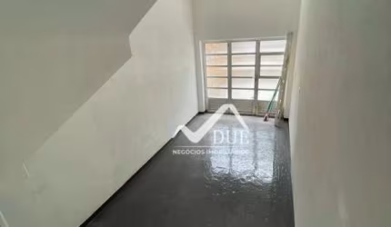 Sobrado isolado em excelente localização. 168m² de área útil.