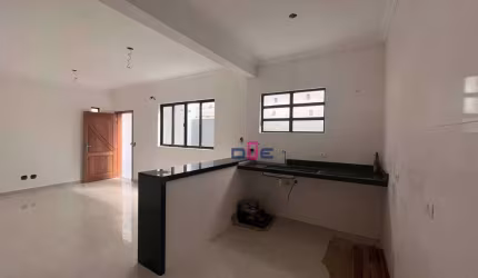 Casa sobreposta térrea com 3 suítes sendo 1 privativa e 2 americanas, no Embaré só 950 mil com 2 vagas. Novinha!!!