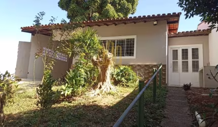Linda Casa Totalmente Reformada, em um Bairro charmoso e tranquilo muito arborizado pra quem quer viver em meio a natureza e sofisticação.