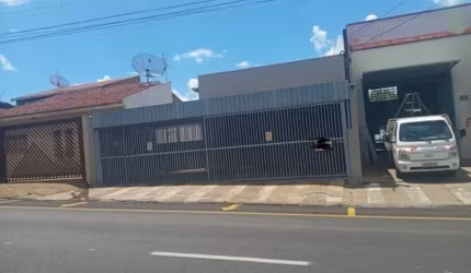 Vendo Casa de fundo com Salão Comercial na frente na Av. Galeazzi.