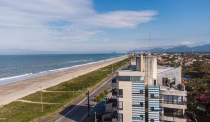 Ótimo apartamento em Matinhos, de frete para a praia