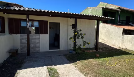 Casa com 3 dormitórios a poucos metros do mar