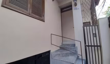 Casa à venda em Copacabana-RJ, com 2 quartos (1 suíte), cozinha com armários planejados, 1 vaga de garagem + dependência de empregada Próximo ao metrô