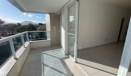 Apartamento à venda com 2 quartos, 1 suíte, varanda de frente para rua, 1 vaga de garagem e localização privilegiada. Prédio com elevador