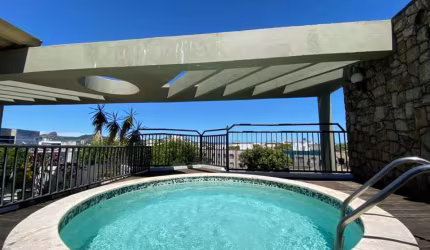 Cobertura de frente, vista livre, linear com 3 quartos, 2 suítes, piscina, 2 vagas,  em Jardim da Penha, Vitória ES.