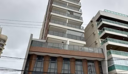 Apartamento na orla com área de lazer de frente para a praia.
