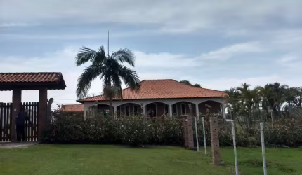 Vendo sítio Em Porangaba (102.850 m²), sede, piscina.