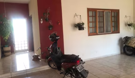 Casa térrea em Tatuí, 3 quartos (1 suíte), garagem coberta 02 carros.
