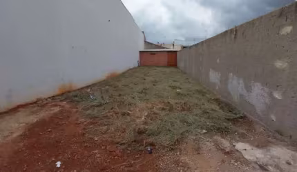 Lote em Tatuí, Jardim Planalto, 6 x 27 m, murado, plano.
