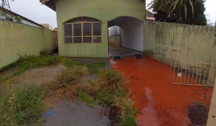 Casa em Tatuí, Alto Santa Cruz, 2 quartos, quintal, garagem 3 carros.