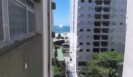 Apartamento amplo com 103 m² de área útil, reformado e com vista para o mar.