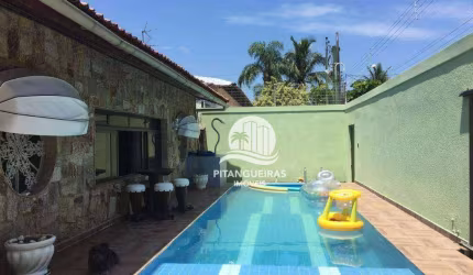 Praia da Enseada - Casa no Jardim Virgínia - 05 vagas - Piscina e churrasqueira.