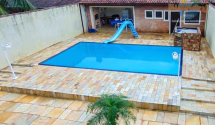 Praia do Guaiúba - Casa com 04 dormitórios - Piscina e churrasqueira - Vaga para 06 automóveis.