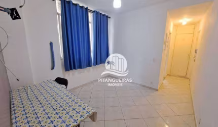 Apartamento uma quadra da praia com vaga de garagem