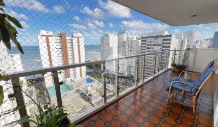 Amplo apartamento com 4 dormitórios e 1 suíte com vista mar na Praia das Pitangueiras.