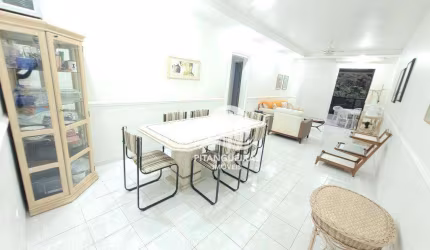 Confortável apartamento de 2 dormitórios sendo 1 suíte na Praia de Pitangueiras.