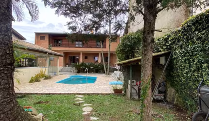 Sobrado com 03 suítes e piscina no jardim das américas