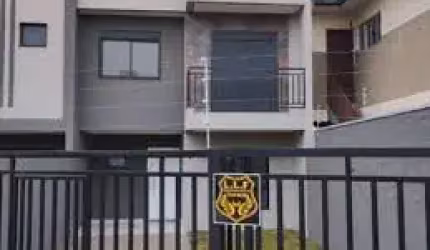 Triplex frontal com quintal  04 quartos  e  suíte NOVO -