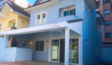 Casa Triplex com Piscina em Condomínio no Recreio