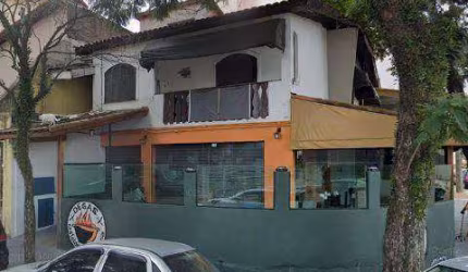 Amplo sobrado com salão comercial, no centro